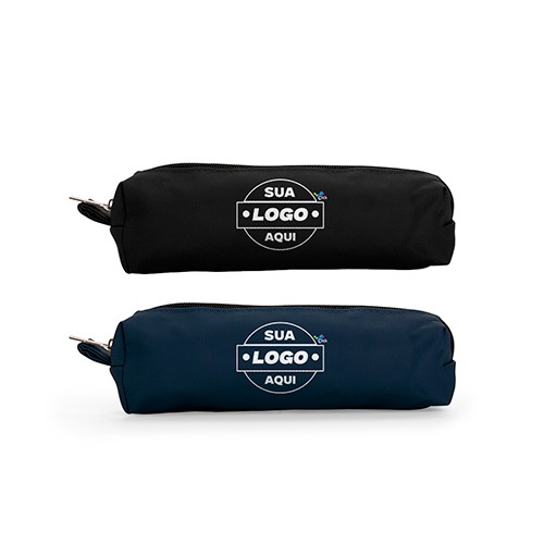 Estojo confeccionado em couro sintético com fechamento em zíper e uma pequena alça para fixação em chaveiro ou gancho.

Alura: 6cm
Largura: 20,5cm

Medidas aproximadas para gravação (CxL): 4cm x 16cm